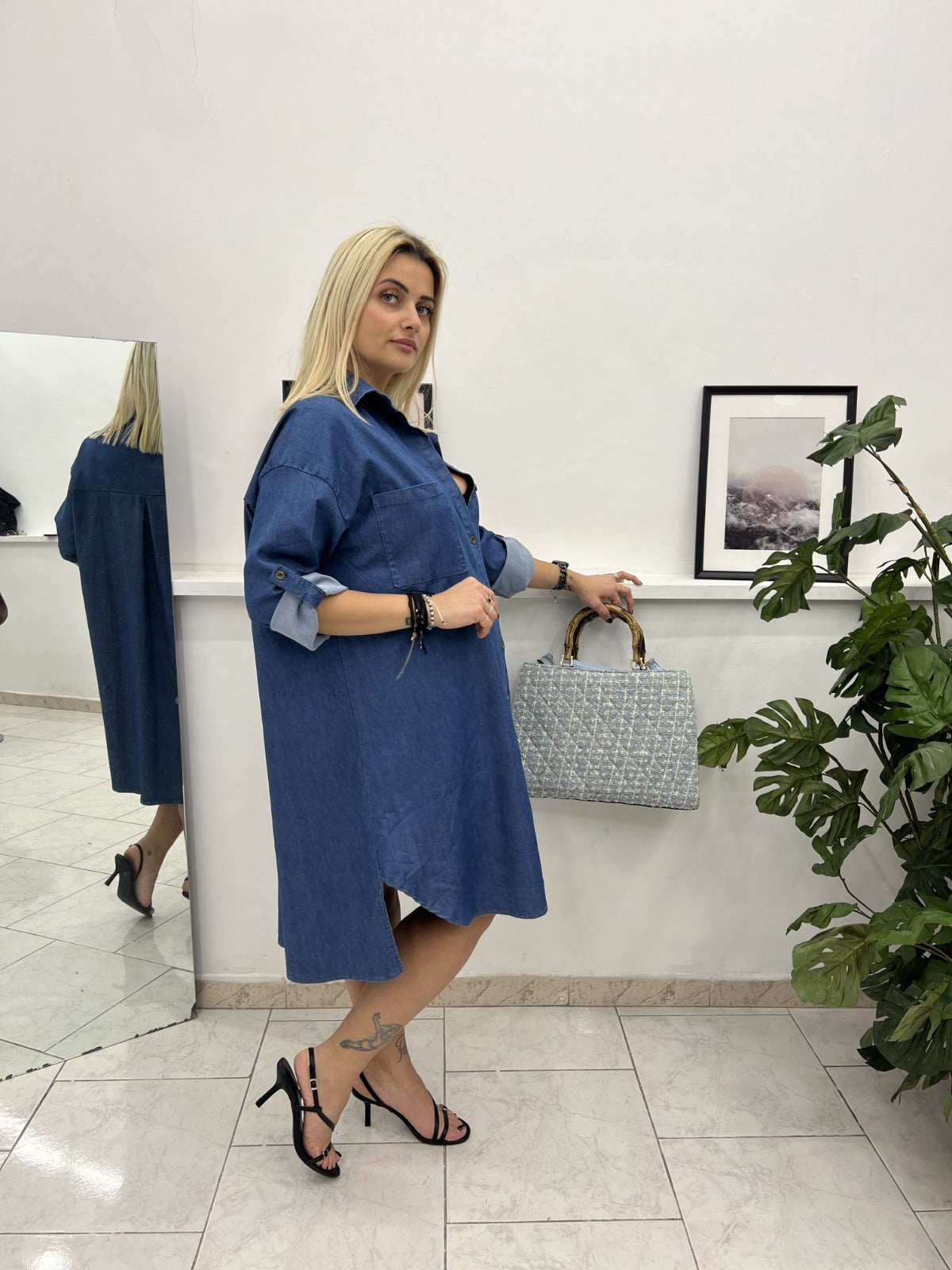 abbigliamento per donna curvy abito largo viola con cappello e occhiali