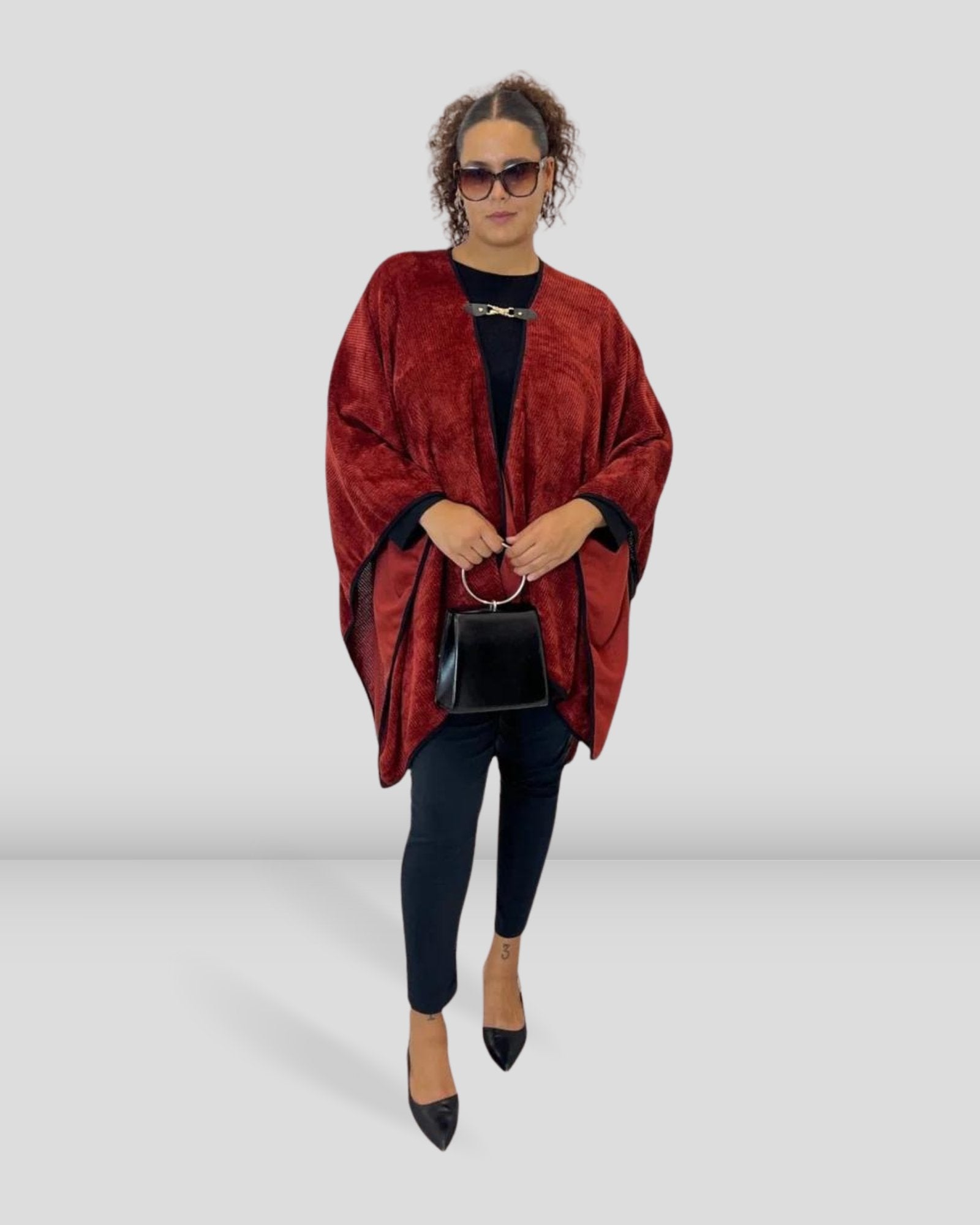 abbigliamento per donne curvy con con maglia senape e mantella