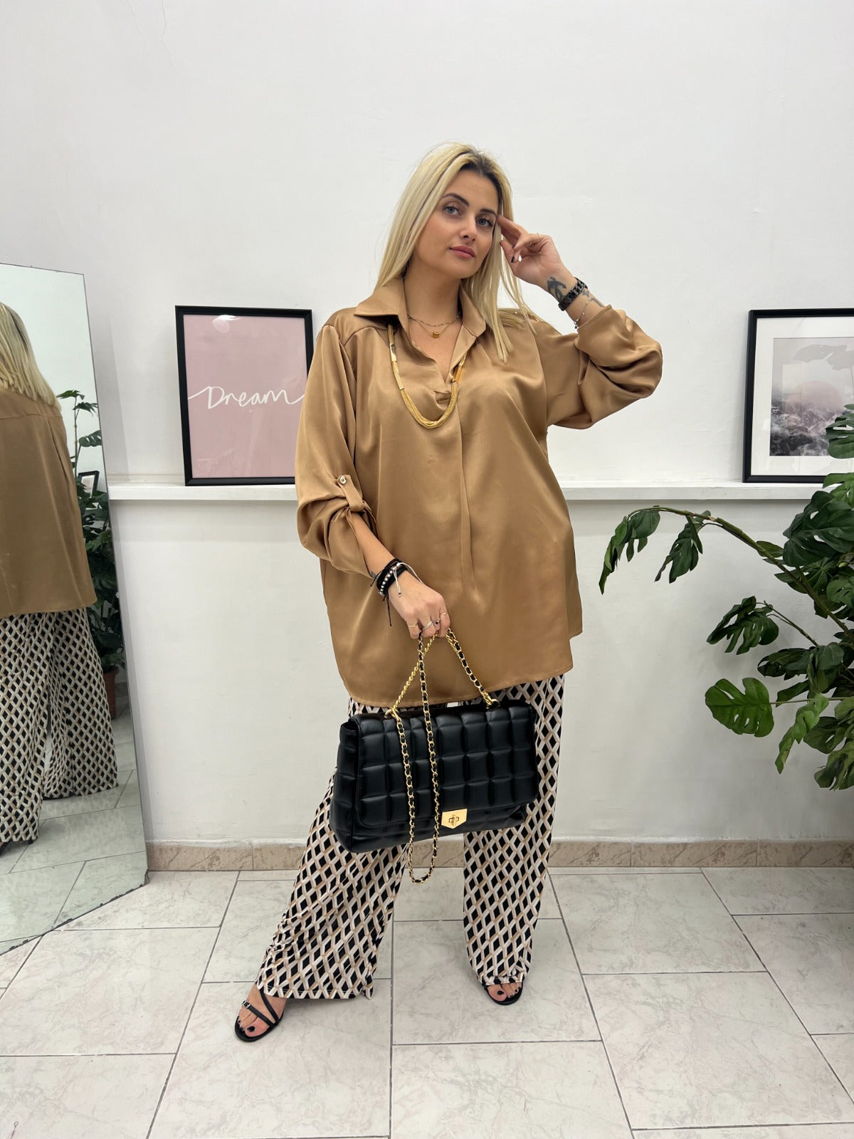 abbigliamento per donna taglie forti borse e accessori con maglia e pantalone blu