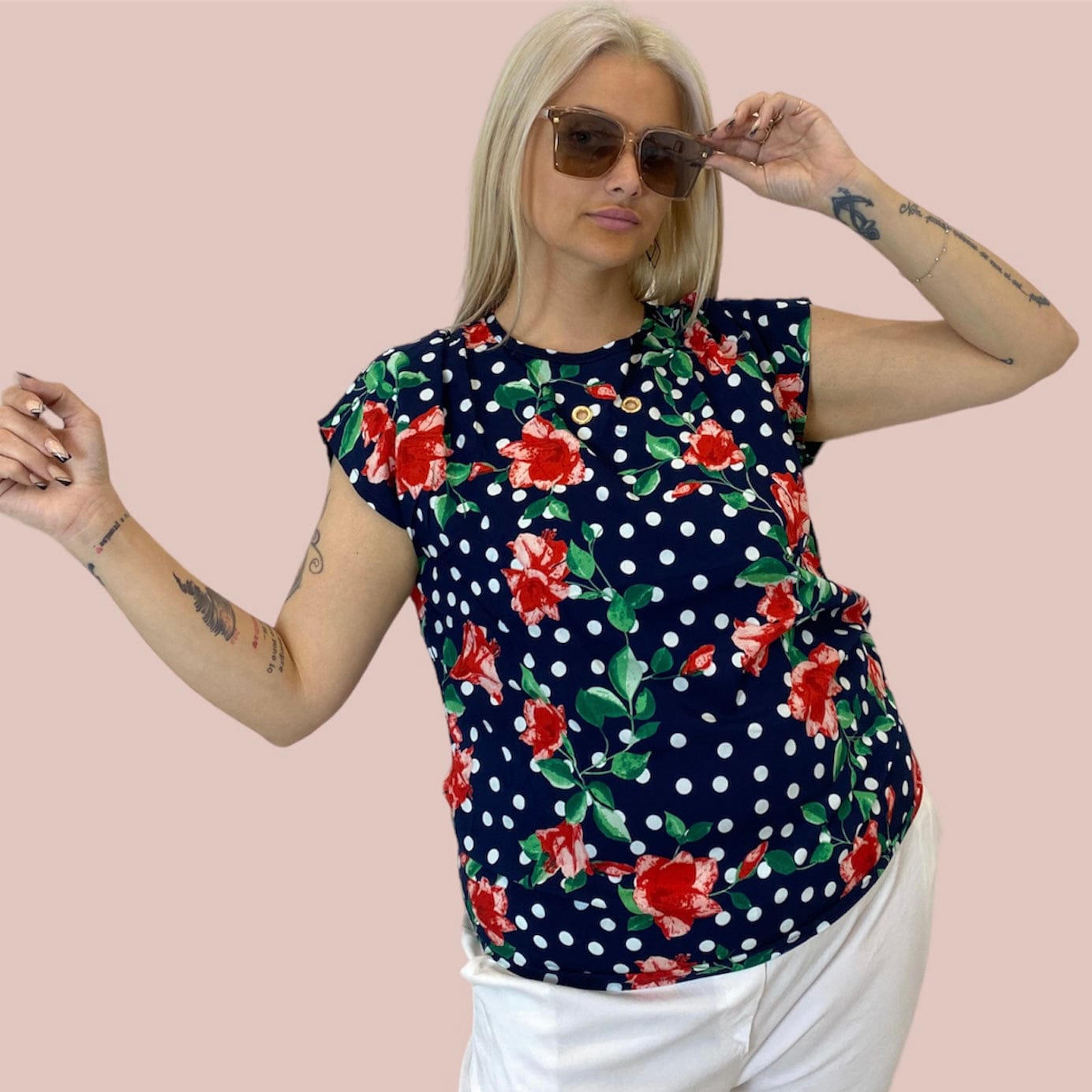 T-shirt a pois per donne curvy blu notte