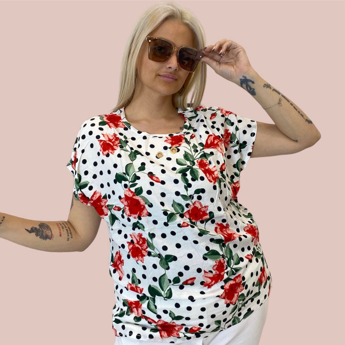 T-shirt a pois per donne curvy bianca