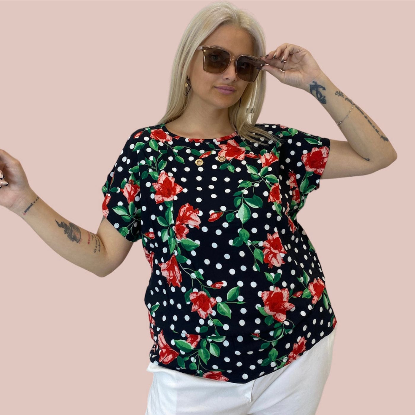 T-shirt a pois per donne curvy nera